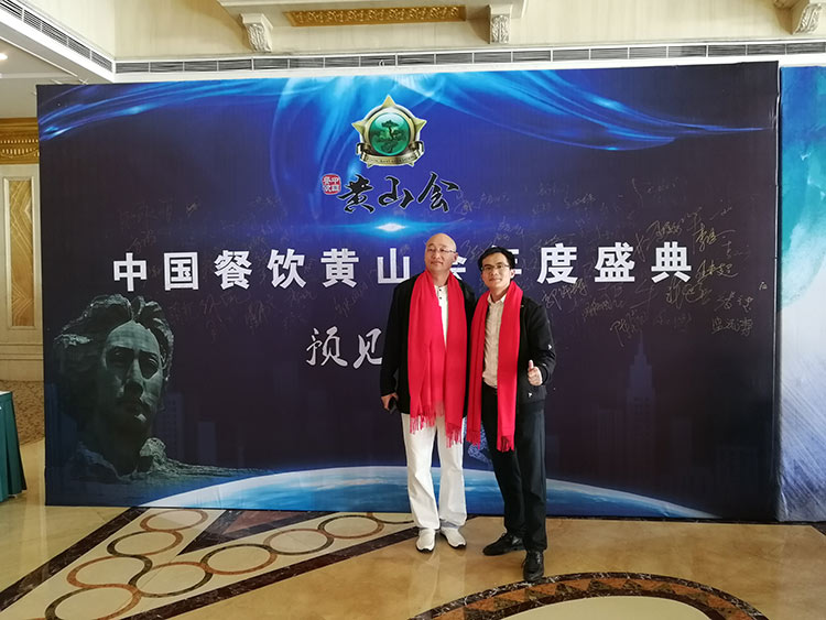 李小飞与黄山会秘书长合影.jpg